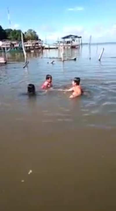 Очень добрый Гена играет с детворой