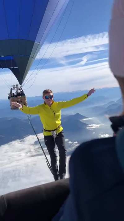 Slackline world record at 2,500 metres between two hot air balloons