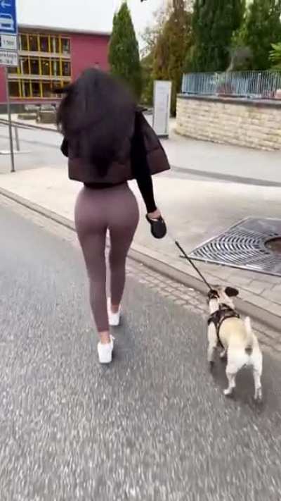 Wie die l&auml;uft haha aber dieser arsch junge 😍