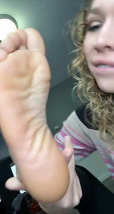 Helllllo! Wanna suck my toes with me? It really is so hot 🥵🥺👣&hearts;️