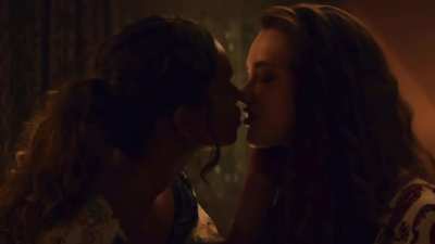 Katherine Langford lesbian kisses in ‘13 Reasons Why’