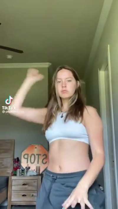 she's so perky😍