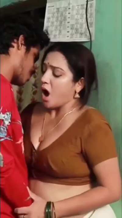 Aunty got fingered by neighbour boy