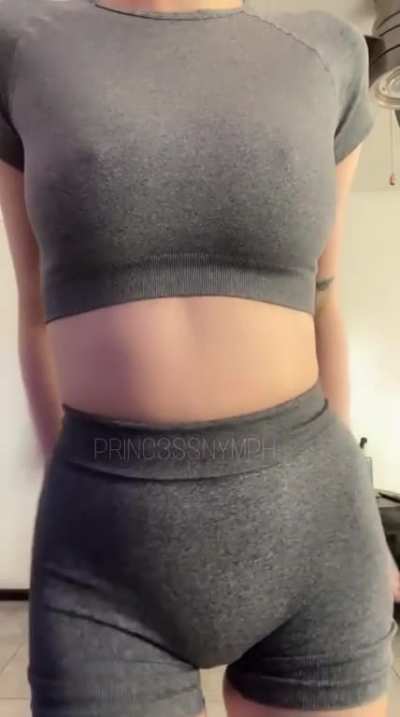 dropping my titties for y&rsquo;all before my workout