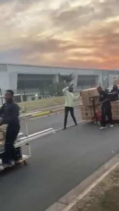 South Africans showing the world how looting is done 🤷