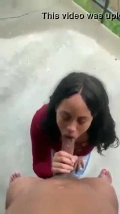 🧎🏽&zwj;♀️