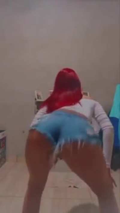 Ruiva gostosa dan&ccedil;ando funk