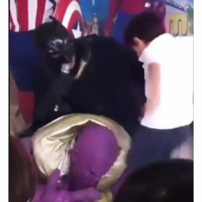 Batman thanosu d&ouml;verken yardıma gelen k&uuml;&ccedil;&uuml;k &ccedil;ocuk