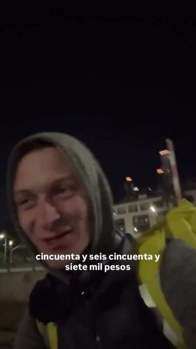 La alegr&iacute;a de un rapiruso despu&eacute;s de que le dejaran 57mil pesos de propina