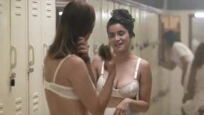 Underwear in locker room - Las Ni&ntilde;as Bien (2018) [MIC]