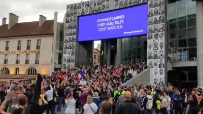 French healthcare worker and nurses chanting 'Siamo tutti antifascisti" below the official "thank the caregivers" governement sign