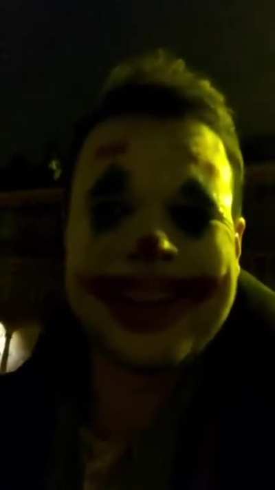 Hahahahaha 😝 op het Binnenhof 🏘️ als joker 🤡 rijdend 🚗 op een niet verstaanbaar voertuig 🚗 Hahahahaha 😝