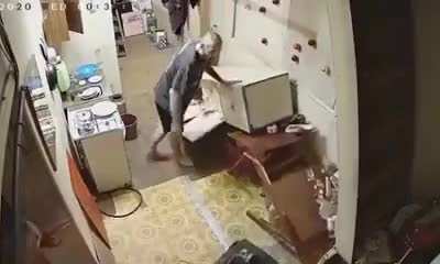 С лестницей что-то не так 🤔