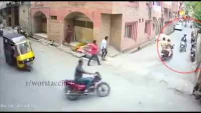 Chain Snatchers Accidentally Run Into Cops On The Road