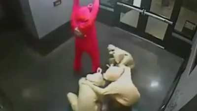 Como mulheres passam tempo: maquiando, conversando, Fofocando  e etc - Homens:
