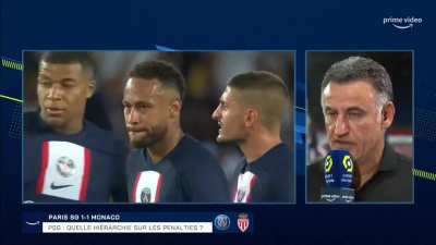 The moment when Neymar tells Mbapp&eacute; that he is going to take the penalty. #PSGvsMonaco