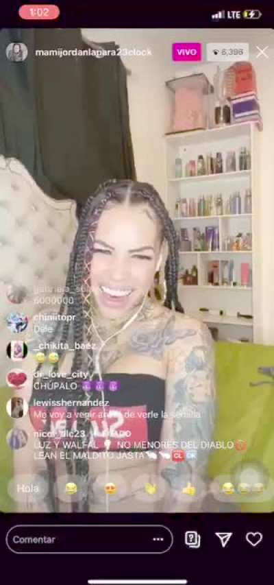 Pero porque en el live??😭😭😂