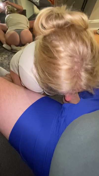 Took a break from doing laundry to give hubby a blowie. He loves looking at my ass in a mirror when I’m pleasing him. 