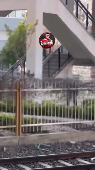 İzban bekleyenlere taş atan &ccedil;ocuklar