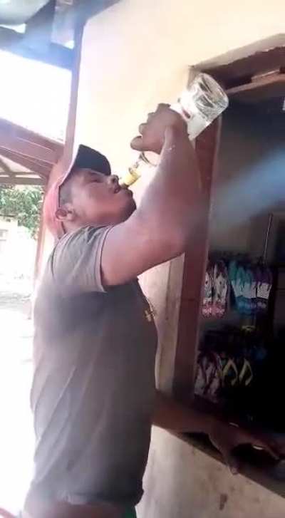 O maluco me bebe uma cacha&ccedil;a inteira num gole s&oacute;.... O Brasil n&atilde;o &eacute; para os fracos!