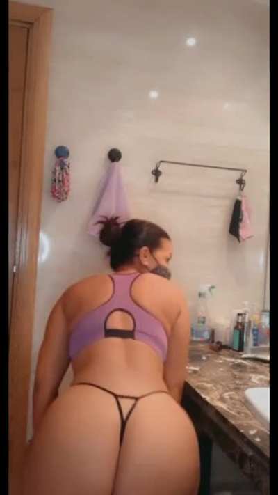 I&rsquo;ve waited to turn 40 to show my body on internet 🤷🏽&zwj;♀️ I hope it was worth the wait 🙇🏽&zwj;♀️ OC