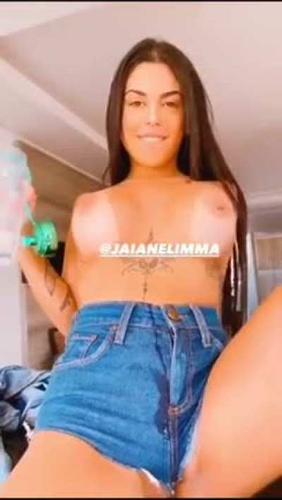 Jaiane Limma tomando &aacute;gua