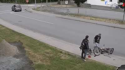 Dude chasing down the guy who stole his bike 😂🚲