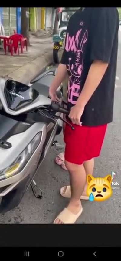 Her pet can't get urgent care because of covid 19 lockdown, but she get fined for 100$, finally her cat died.