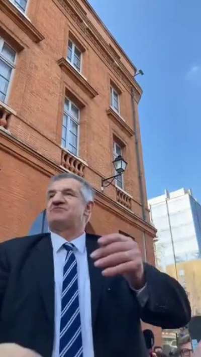 En visite &agrave; Toulouse, hier, Jean Lassalle &eacute;tait tellement galvanis&eacute; par une foule de jeunes qu&rsquo;il en a perdu&hellip; une dent (t&eacute;moins).