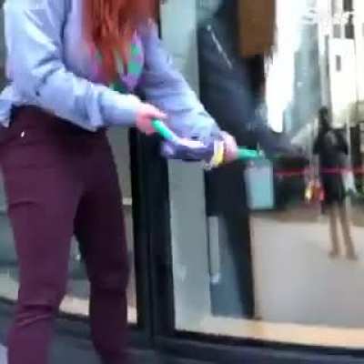 Sojados fazem vergonha at&eacute; no vandalismo