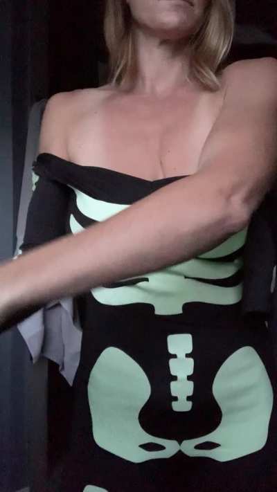 Anyone wanna bone? 🦴 🦴 Titty Drop