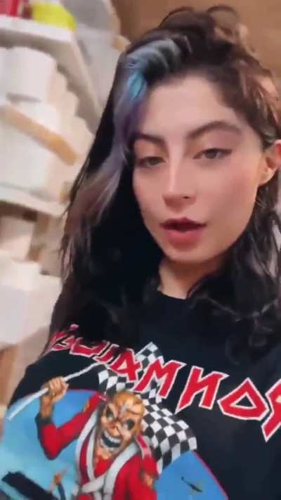 Lady dusha ense&ntilde;ando las tetas 
