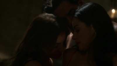 Maite Perroni and Ela Velden in "El juego de las llaves"