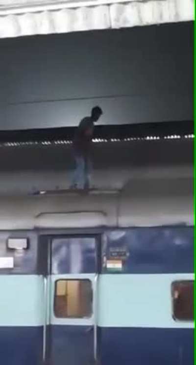Bazı insanların hayatı o kadar değersiz işte... Video &ccedil;ekip koymak, internette 30 saniye beni eğlendirmek i&ccedil;in kendini &ouml;ld&uuml;r&uuml;yorlar.