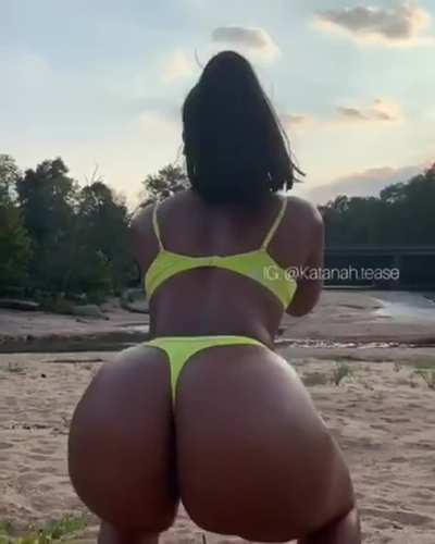 Mannnn 🥵.. she got that SOFT &amp;amp; NATURAL jiggle booty 😩🥺😢🍑🙏🏾