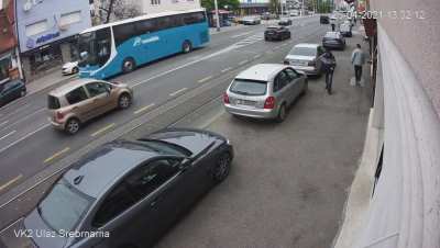 Audi crashes in 6 parked cars,luckily no one is injured.