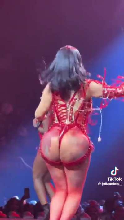 Cardi b shaking ass on stage🍑🤤