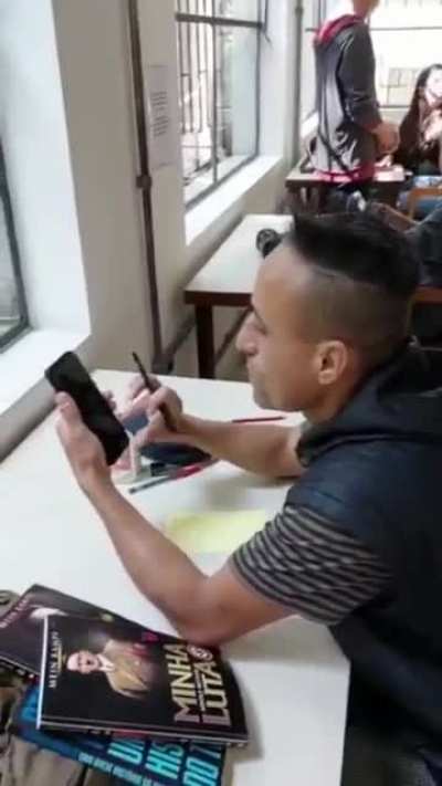 Eu tô incrédulo com esse vídeo. Olha a tranquilidade desse pedaço de merda em ser racista.