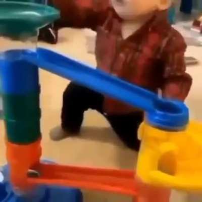 aca mi nene jugando