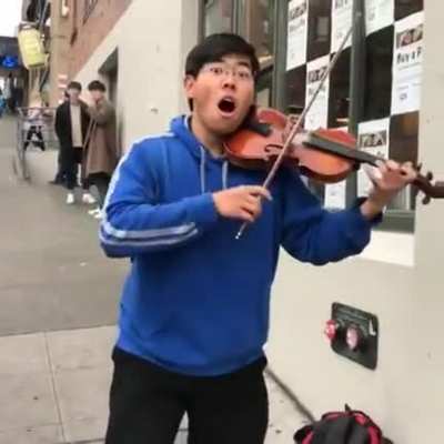 Lindsey Stirling encontra um f&atilde; que estava tocando uma de suas m&uacute;sicas na rua