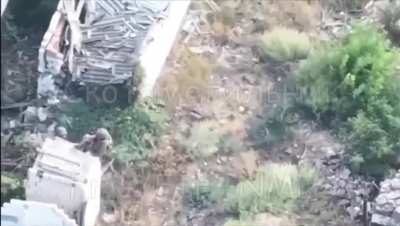 2 Ukrainian soldiers were executed after trying to grab a rifle from a Russian soldier