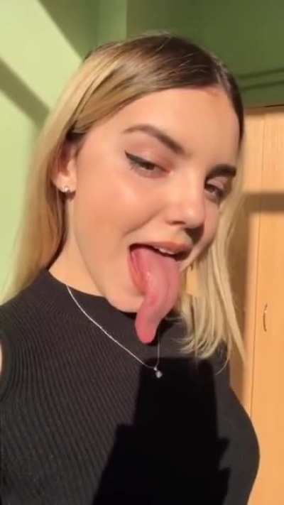 Love the way this long sexy tongue moves! 😛
