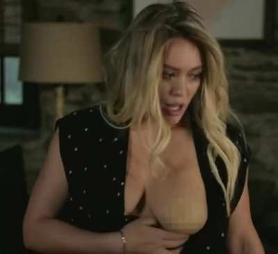 Hilary Duff’s big (blurred) tit jiggling.