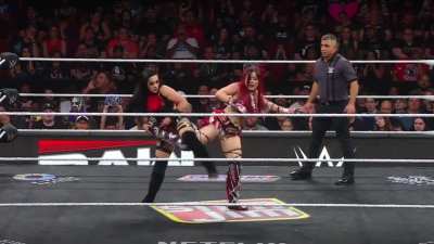 Iyo battles "La Primera" Stephanie Vaquer! (RAW - 7/21/25)