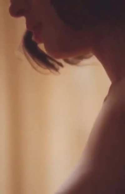 Lizzy Caplan's perfect nipples