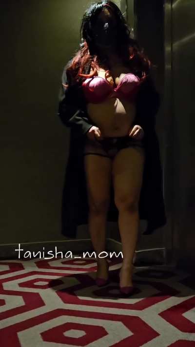 White master asked me to walk around the hotel corridor like this to greet his friend