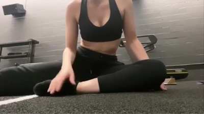 Dove Cameron  shows she can eat out herself