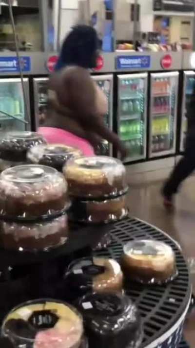 Walmart brawl in Houston, man's pizza gets thrown in the process
