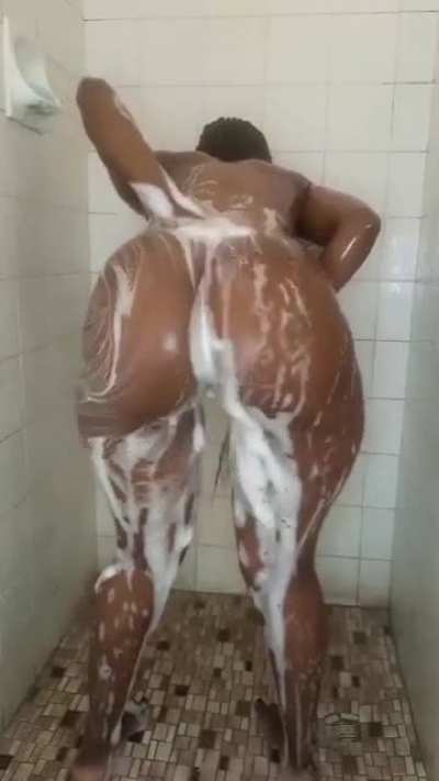 Shower hour💦🍑