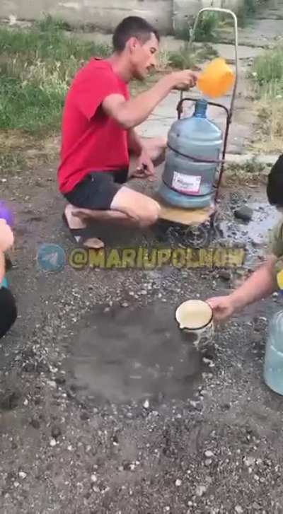 Rashists "liberated" Mariupol and now local residents are collecting water from puddles.